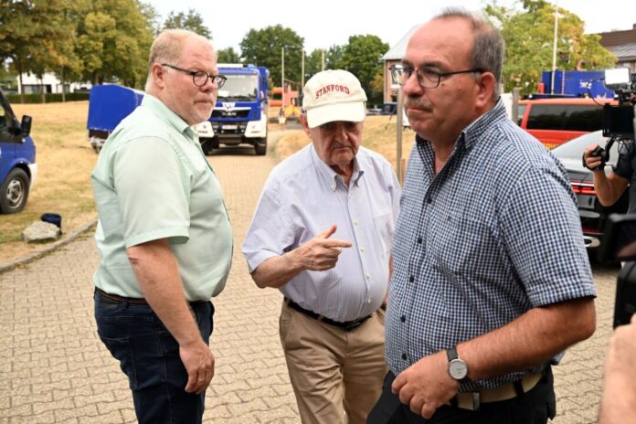 Waldbrand im Hürtgenwald Der Dürener Landrat Ralf Nolten hofft, das Feuer im Hürtgenwald an diesem Wochenende unter Kontrolle zu bekommen.