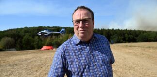 Landesumweltminister: Größe des Waldbrandes «erschreckend» NRW-Umweltminister Oliver Krischer von den Grünen besucht die Einsatzkräfte zur Waldbrandbekämpfung im Hürtgenwald.