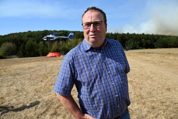 Waldbrand im Hürtgenwald NRW-Umweltminister Oliver Krischer von den Grünen besucht die Einsatzkräfte zur Waldbrandbekämpfung im Hürtgenwald.