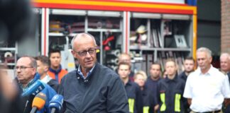 Merz dankt Helfern nach Großbrand im Hürtgenwald Merz dankte den Helfer und hob die Bedeutung des Ehrenamtes hervor.