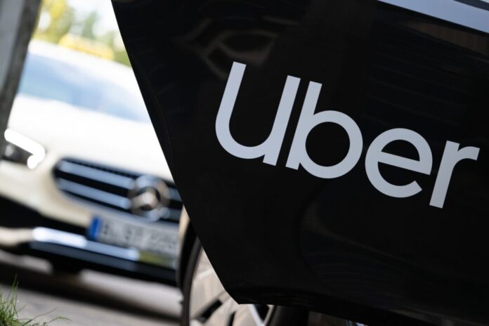 Rechtsstreit Uber - Taxi Auch in Köln gibt es Streit um die Mindestpreise für Bolt, Uber und andere Anbieter, um das Taxigewerbe zu schützen. Jetzt ist das OVG in Münster an der Reihe. (Symbolbild)