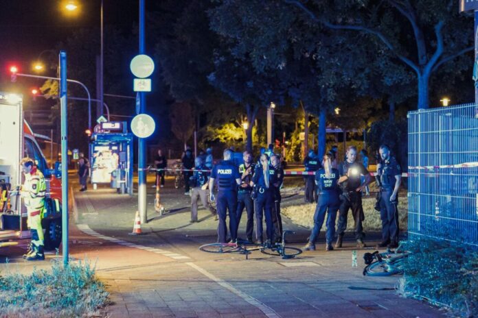Vier Verletzte bei Schüssen in Köln Nach der Schussabgabe sind mehrere Polizisten am Tatort beschäftigt.