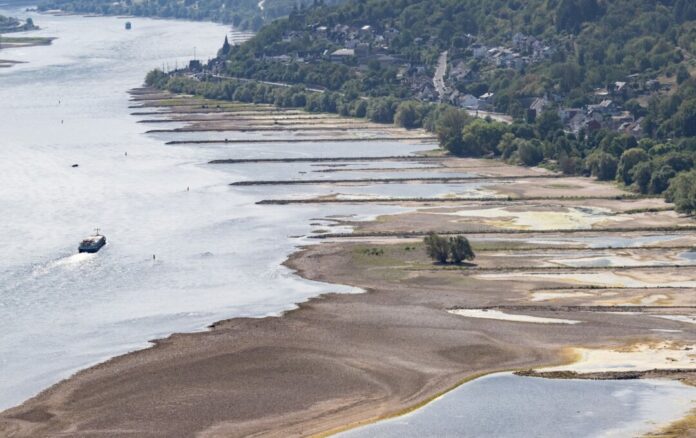 Extremes Niedrigwasser auf dem Rhein Wegen niedriger Pegelstände ist die Binnenschifffahrt in vielen Flüssen wie hier im Rhein derzeit massiv eingeschränkt.