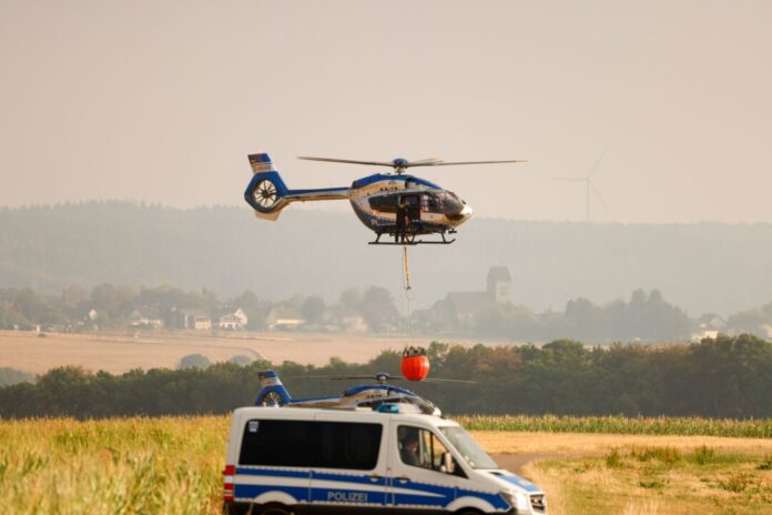 Waldbrand im Hürtgenwald Am Tag bekommen die Einsatzkräfte am Boden bei den Löscharbeiten auch Hilfe aus der Luft.
