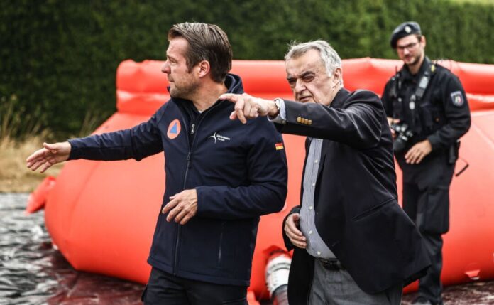 Waldbrand im Hohen Venn Nordrhein-Westfalens Innenminister Herbert Reul lässt sich an der deutsch-belgischen Grenze an einer Wassertankstation die Lage erläutern.