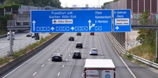 Lkw-Sonntagsfahrverbot bleibt bis Ende September ausgesetzt Das Sonntagsfahrverbot für Lastwagen wird in NRW wegen des Niedrigwassers jetzt bis Ende September ausgesetzt. (Symbolbild)