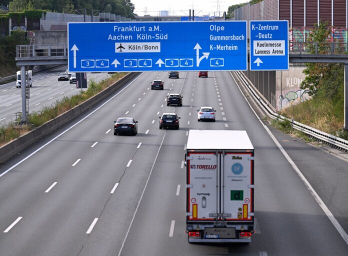 Sonntagsfahrverbot für Lkw in Nordrhein-Westfalen ausgesetzt Das Sonntagsfahrverbot für Lastwagen wird in NRW wegen des Niedrigwassers jetzt bis Ende September ausgesetzt. (Symbolbild)