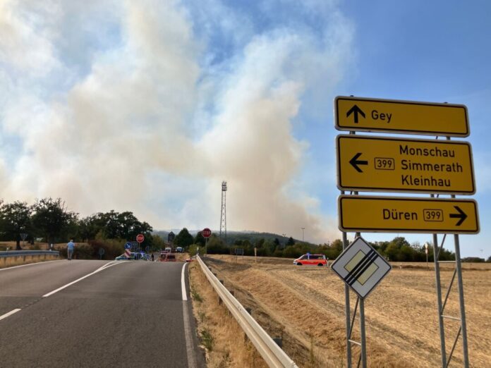 Waldbrand im Hürtgenwald Im Hürtgenwald in Nordrhein-Westfalen stehen mehrere Hundert Hektar Waldfläche in Flammen.