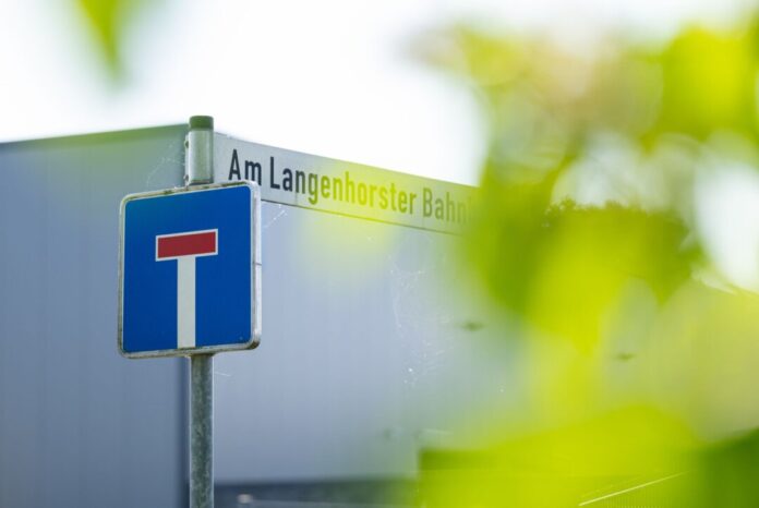 Gericht prüft Krematoriums-Bau in Ochtrup Am Ende dieser Sackgasse soll das neue Krematorium in Ochtrup gebaut werden. Das juristische Tauziehen um das Projekt geht jetzt weiter. (Archivbild)