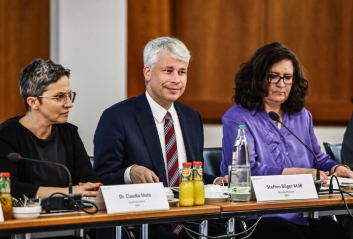Niedrigwasser-Konferenz in Bonn Extremes Niedrigwasser: Wie ist die Lage und was ist zu tun? Darüber hat in Bonn der neue Bundesverkehrsminister Bilger bei einem «Spitzentreffen» mit Wirtschaftsvertretern, Verbänden und Behörden gesprochen.