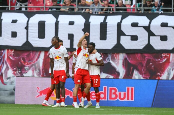 RB Leipzig - Borussia Mönchengladbach Ridle Baku (r-l, RB Leipzig) jubelt über seinen 1:0-Führungstreffer mit Brajan Gruda und Ezechiel Banzuzi.