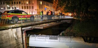 Unwetter: Bahnverkehr wohl bis Mittwochabend eingeschränkt Ein umgestürzter Baum stoppte die Weiterfahrt: Mehr als vier Stunden saßen in der Nacht Fahrgäste in einem ICE bei Schwelm fest, bevor die Fahrt weiterging.