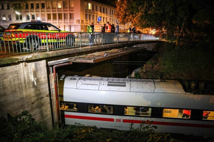 Reisende harren Stunden nach Oberleitungsschaden in ICE aus Ein umgestürzter Baum stoppte die Weiterfahrt: Mehr als vier Stunden saßen in der Nacht Fahrgäste in einem ICE bei Schwelm fest, bevor die Fahrt weiterging.