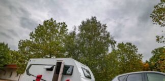 Es werden weniger Reisemobile und Wohnwagen verkauft Ein Wohnwagen vor den Düsseldorfer Messehallen.