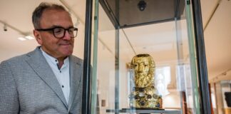 Bistum Münster präsentiert Domschatz in neuem Museum Domprobst Hans-Bernd Köppen schaut auf eine Paulus-Reliquie.
