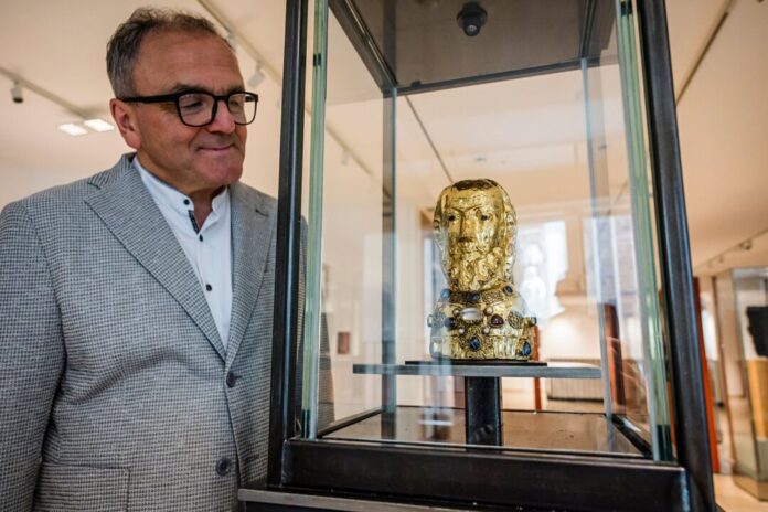 Eröffnung des neuen Museums „PAULUS“ Domprobst Hans-Bernd Köppen schaut auf eine Paulus-Reliquie.