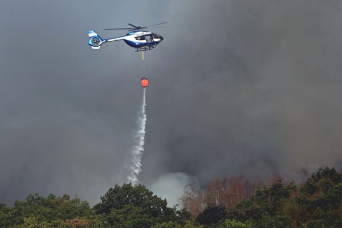 Waldbrand im Hürtgenwald Ob Löschhubschrauber, Wasserwerfer oder Panzer - in Hürtgenwald wird alles technisch Mögliche an den Start gebracht, um den Waldbrand zu bekämpfen.