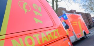 Schwerverletzte nach Unfall auf A52 – Fahrer in Lebensgefahr Rettungskräfte haben die Versorgung der Verletzten übernommen. (Symbolbild)