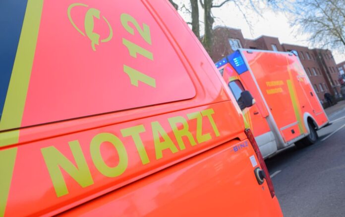 Notarzt und Rettungswagen Rettungskräfte haben die Versorgung der Verletzten übernommen. (Symbolbild)