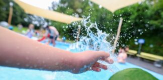 Sommerhoch in NRW: Bis zu 34 Grad am Wochenende Ab ins kühle Nass am heißen Wochenende. (Symbolbild)