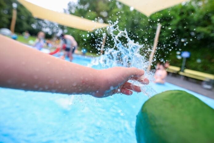 Wetterlage in NRW Ab ins kühle Nass am heißen Wochenende. (Symbolbild)