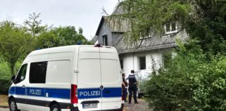 Stark verweste Leichen in Siegener Wohnung entdeckt Die Polizei in Siegen hat in einer Wohnung zwei stark verweste Leichen entdeckt.