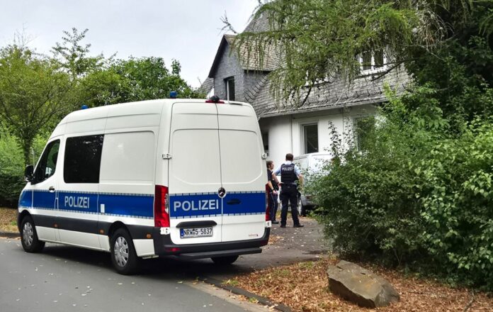 Leichen in Siegener Wohnung entdeckt Die Polizei in Siegen hat in einer Wohnung zwei stark verweste Leichen entdeckt.