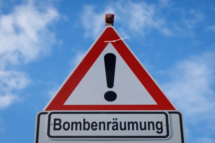 Bombenentschärfung Im Rhein bei Köln-Deutz ist ein Blindgänger gefunden worden.