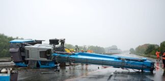 Umgekippter Schwertransport: A2 den ganzen Tag gesperrt Der Kran war bei dem Unfall von dem Schwerlasttransporter gerutscht und blockierte beide Richtungsfahrbahnen.
