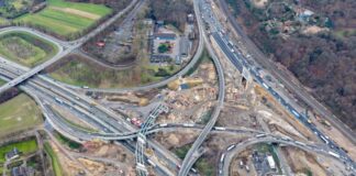 A40 bei Duisburg am Wochenende wegen Bombensuche gesperrt Die Autobahn 40 zwischen den Kreuzen Kaiserberg, hier mit Blick von oben mit einer Drohne, und Duisburg muss wegen möglicher Blindgänger am Wochenende gesperrt werden. (Archivbild)