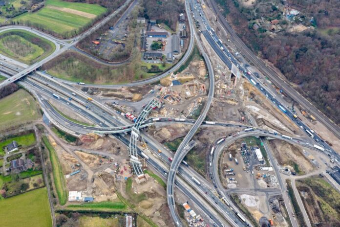 Kreuz Kaiserberg Die Autobahn 40 zwischen den Kreuzen Kaiserberg, hier mit Blick von oben mit einer Drohne, und Duisburg muss wegen möglicher Blindgänger am Wochenende gesperrt werden. (Archivbild)