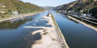 Was tun, wenn der Rhein zur Rinne wird? Der niedrige Rhein wird bei Kaub zum Engpass.