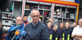 Reul verteidigt Merz nach Kritik an spätem Waldbrand-Besuch Bundeskanzler Friedrich Merz (CDU) besuchte nach seinem Urlaub die vom Waldbrand betroffene Stadt Hürtgenwald. (Archivbild)