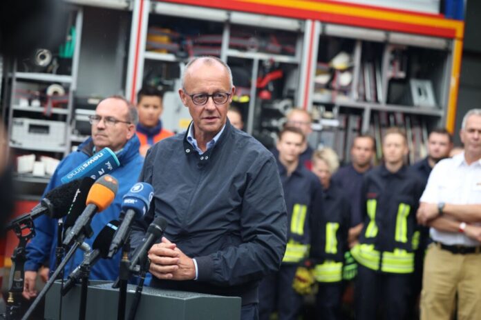 Bundeskanzler Merz besucht Waldbrandgebiet in Hürtgenwald Bundeskanzler Friedrich Merz (CDU) besuchte nach seinem Urlaub die vom Waldbrand betroffene Stadt Hürtgenwald. (Archivbild)