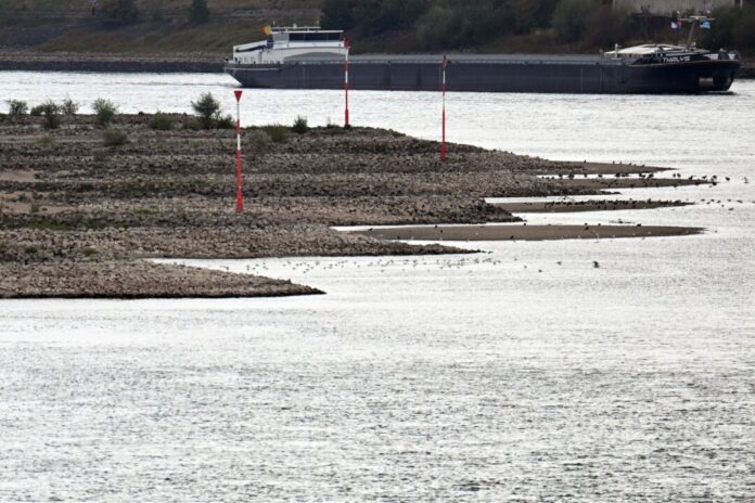 Niedrigwasser im Rhein - Duisburg Noch können Schiffe das Stahlwerk von Thyssenkrupp in Duisburg mit Kohle und Eisenerz beliefern. (Symbolbild)