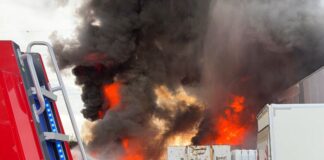 Elektroschrott-Feuer löst Großbrand aus Erst brannten Gitterboxen mit Elektroschrott, dann die Halle daneben. Der Rauch war so stark, dass eine Autobahn teilweise gesperrt wurde.