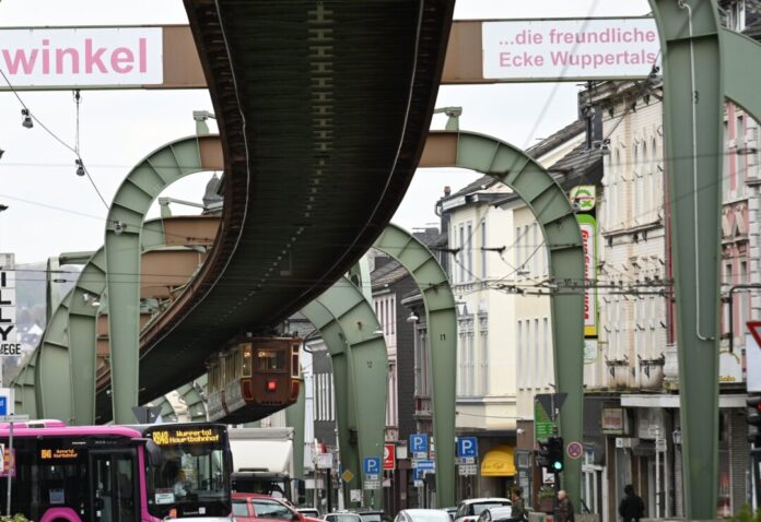 «Kaiserwagen» der Wuppertaler Schwebebahn bei der Fahrt Die Wuppertaler Schwebebahn ist ein beliebtes Verkehrsmittel. (Archivbild)
