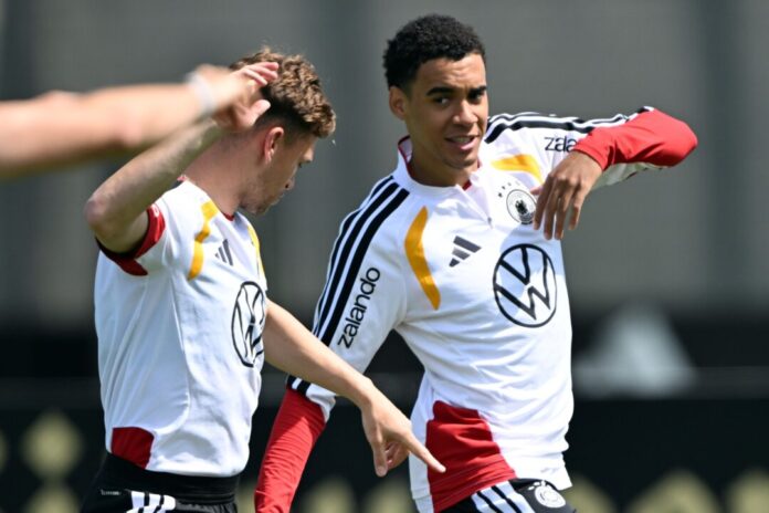 WM-Vorbereitung der Fußball-Nationalmannschaft Kollegen bei Bayern und im Nationalteam: Joshua Kimmich (l) und Jamal Musiala. (Archivbild)
