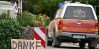 «Danke für Euren Einsatz» – Der Kampf gegen den Waldbrand Ein Fahrzeug der Feuerwehr fährt an einem Schild mit der Aufschrift "Danke für Euren Einsatz" beim Waldbrand im Hürtgenwald vorbei.