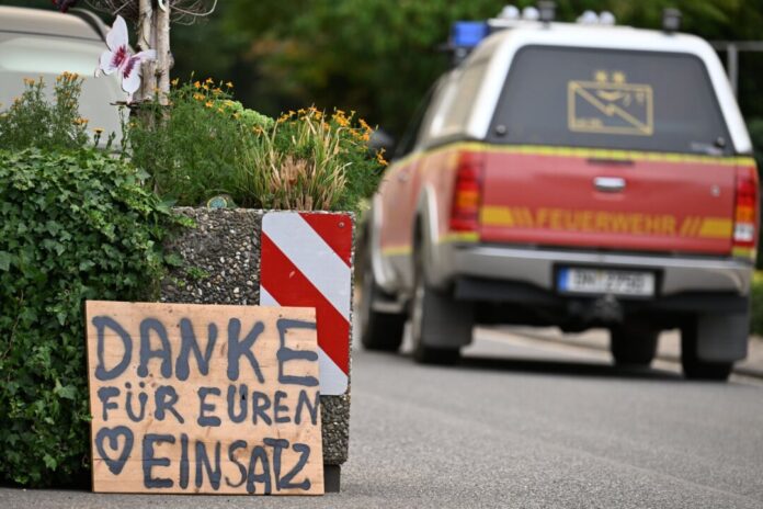 Waldbrand im Hürtgenwald Ein Fahrzeug der Feuerwehr fährt an einem Schild mit der Aufschrift "Danke für Euren Einsatz" beim Waldbrand im Hürtgenwald vorbei.