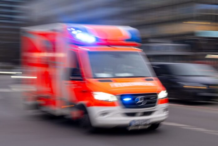 Krankenwagen im Einsatz Bei dem Unfall wurden fünf Personen verletzt. (Symbolbild)