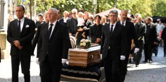 Kabarettist Konrad Beikircher in Bonn beigesetzt Zahlreiche Weggefährten und Bürger nahmen an der Trauerfeier teil.