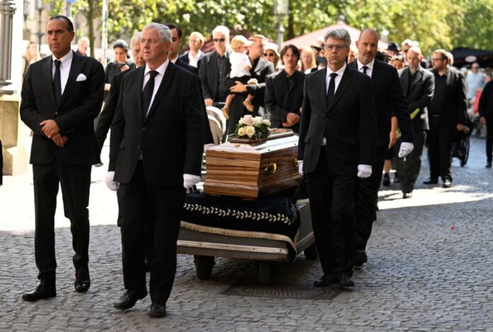 Beisetzung des Kabarettisten Konrad Beikircher Zahlreiche Weggefährten und Bürger nahmen an der Trauerfeier teil.