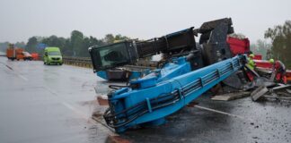Umgekippter Baukran geborgen – A2 wieder freigegeben Der Schwertransporter hatte einen großen Kran geladen, der bei dem Unfall über die Mittelschutzplanke kippte.