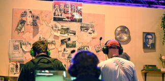 Dezente Wissensvermittlung: «Serious Games» sind im Kommen An einem Gamescom-Stand können Messebesucher noch bis Sonntag «Soko 1977» zur Probe spielen.