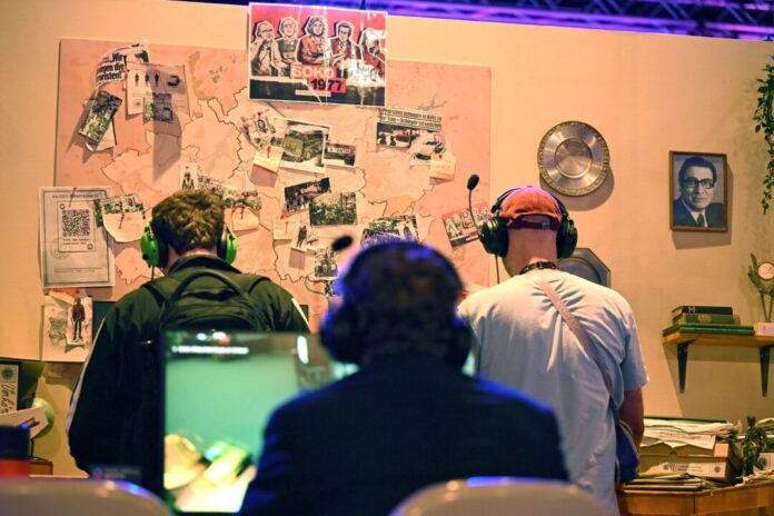 Gamescom 2026 An einem Gamescom-Stand können Messebesucher noch bis Sonntag «Soko 1977» zur Probe spielen.