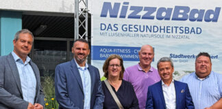Sommertour: Karibisches Flair mitten in Velbert-Langenberg Andreas Bocklet-Schmidt (Bädergesellschaft), Saša Vasković (Stadtwerke), Kerstin Griese MdB, Bürgermeister Dirk Lukrafka,Tobias Grau (Stadtwerke) und Matthias Gohr (SPD Velbert) am Nizzabad Foto: Büro Griese