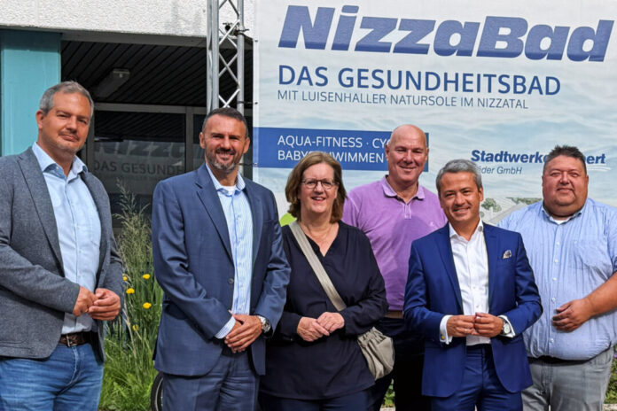 Andreas Bocklet-Schmidt (Bädergesellschaft), Saša Vasković (Stadtwerke), Kerstin Griese MdB, Bürgermeister Dirk Lukrafka,Tobias Grau (Stadtwerke) und Matthias Gohr (SPD Velbert) am Nizzabad Foto: Büro Griese