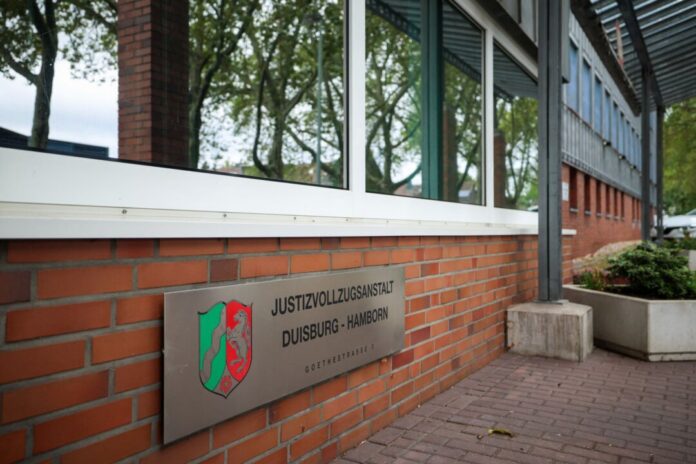 Spektakulärer Ausbruch: Häftling floh über das Dach Die JVA Duisburg-Hamborn: Hier floh ein Häftling über das Dach.