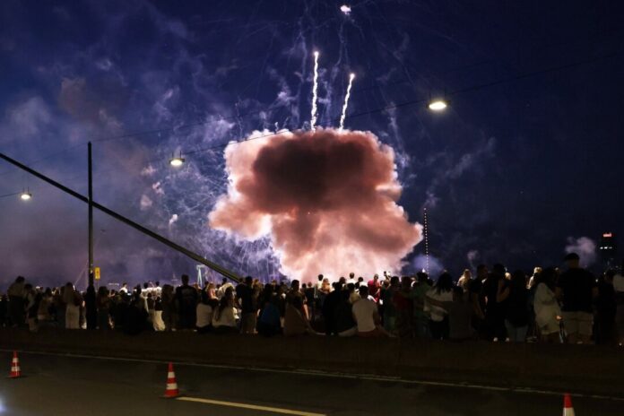 Feuerwerkskörper verletzt viele Menschen in Düsseldorf Ein Feuerwerkskörper explodiert in zu niedriger Höhe über Zuschauen beim Abschlussfeuerwerk der Rheinkirmes. (Archivbild)